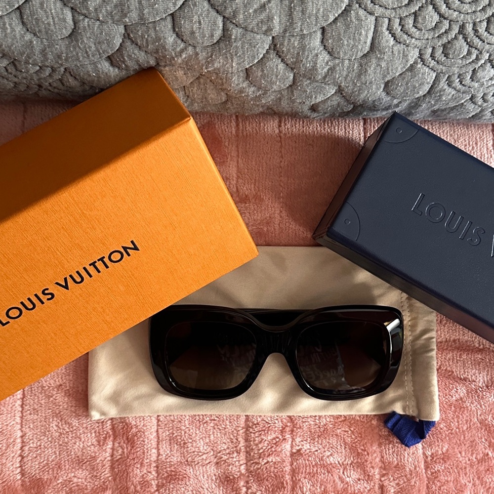 Louis Vuitton Oversized Square Sunglasses RG5202 – Black/Gold